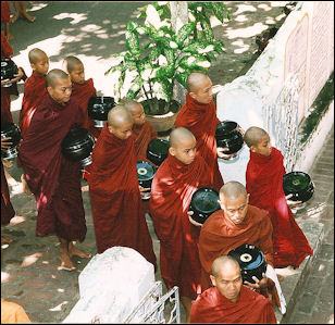 20120501-618px-Mahagandhayon_Monastic_Institution _Amarapura Myanmar.jpg